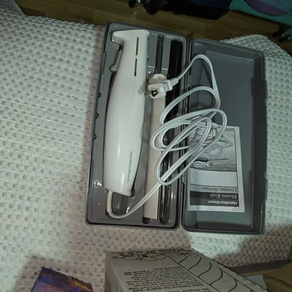 HAMILTON BEACH ELECTRIC KNIFE SET IN HARD CASE STORAGE